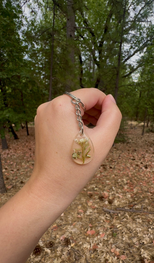 Pressed Alyssum Resin Keychain with Gold Flakes – Delicate Botanical Charm