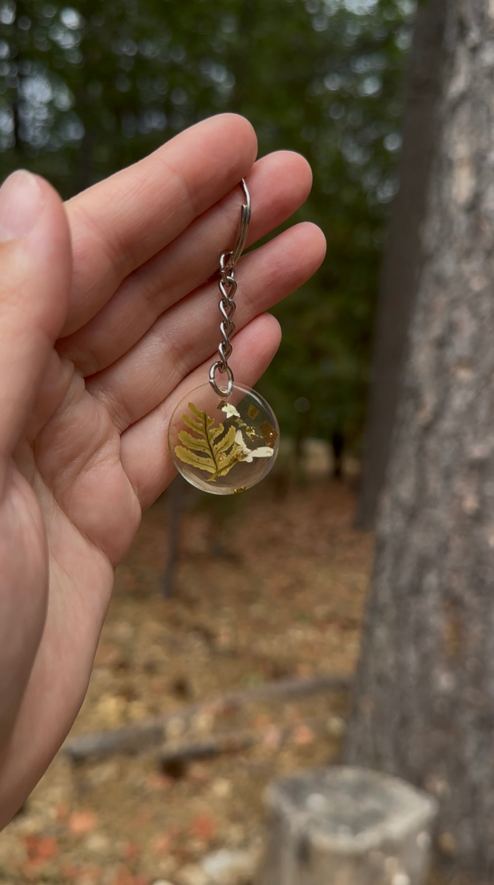 Candy Tuft & Fern Resin Keychain with Gold Leaf – Pressed Floral Accessory