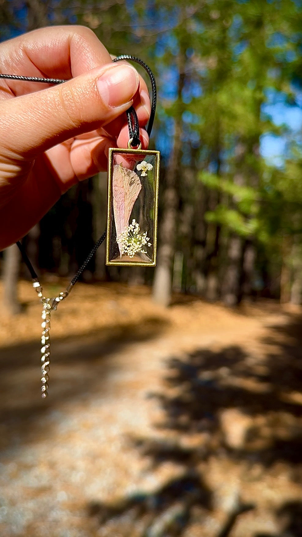 Pressed Flower Resin Pendant Necklace – Hibiscus & Baby’s Breath